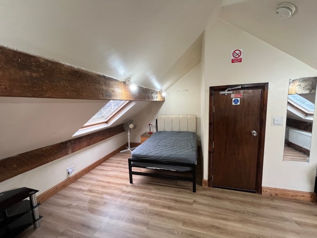 Town Centre Rooms  Next to Train Station  Main Photo