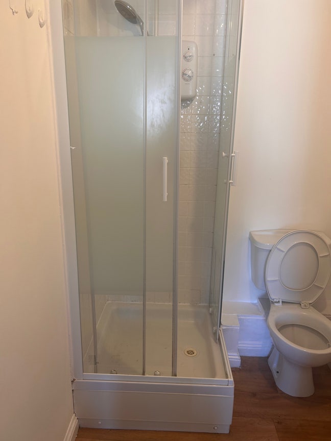 Furnished En-Suite Room in Quiet Flat – G5 Main Photo