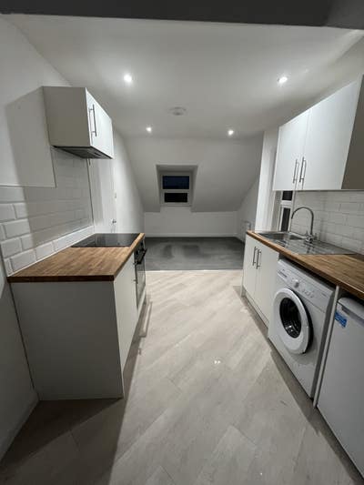 Available Now, Large 1-Bed Flat |10 Min to Beach Main Photo