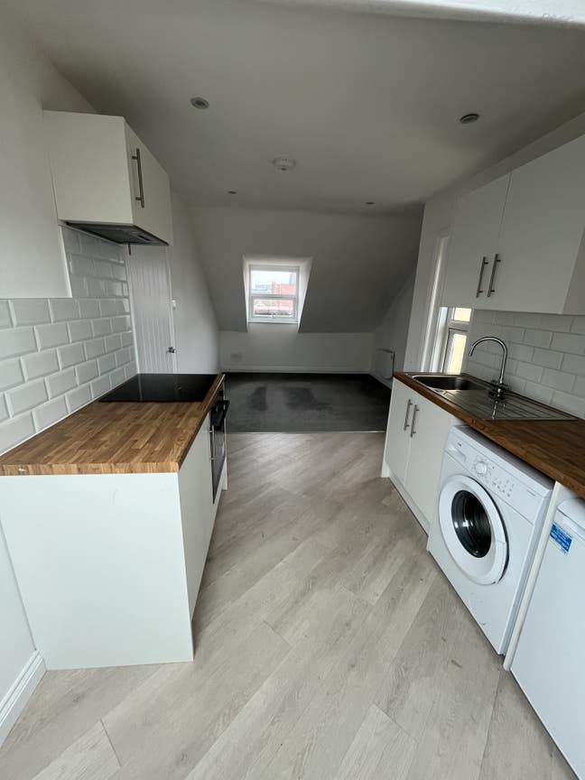 Available Now, Large 1-Bed Flat |10 Min to Beach Main Photo