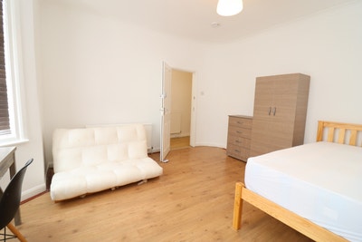 Spacious Room 15 mins Walk to Chiswick Park Tube🌳 Main Photo