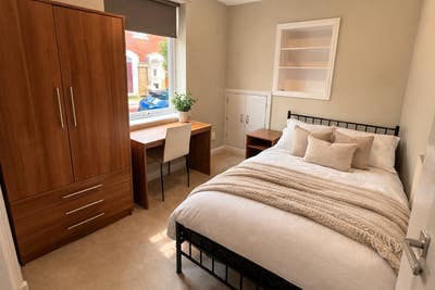 Final Double Room Available Close to City Centre! Main Photo