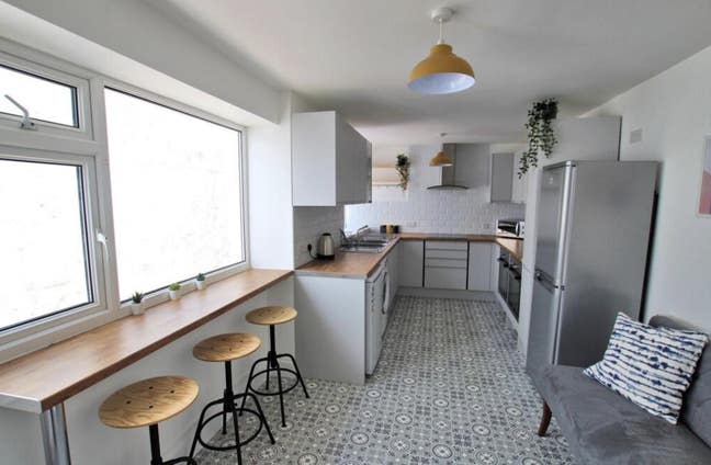 Single Room available in 5 girl house :) Main Photo