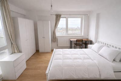 3 Rooms in a 3-bed flat in Queen's Park AV. NOW!! Main Photo