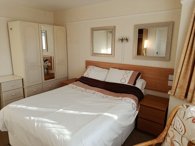 Single occupancy double room in modern house Main Photo