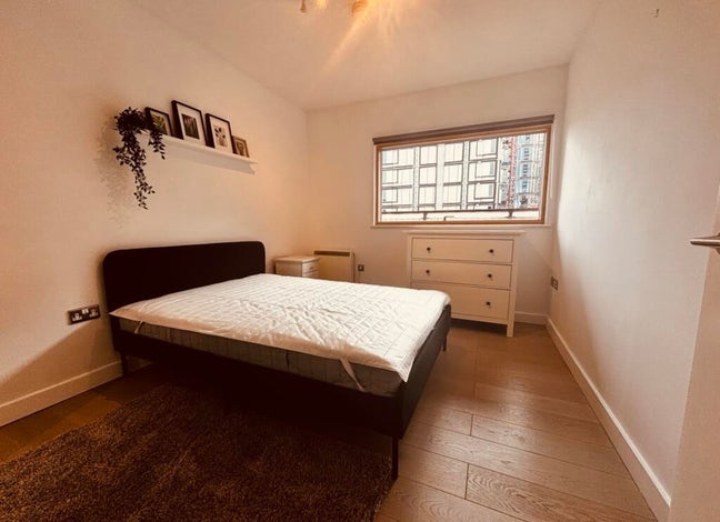 Bedroom in 2 bed flat in the city centre Main Photo