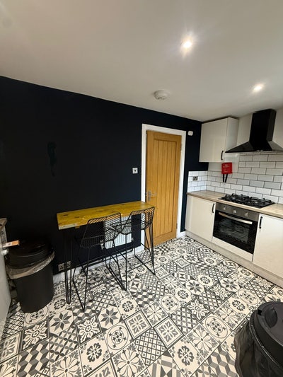 Ensuite room -5 mins from train station/centre Main Photo