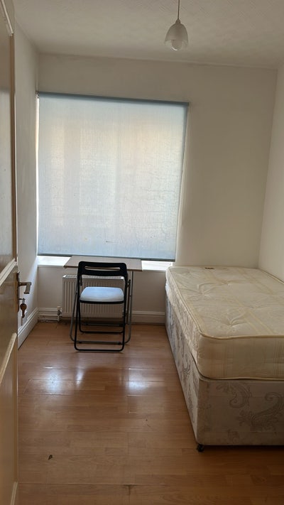 Single Room Available in Kensington Olympia  Main Photo