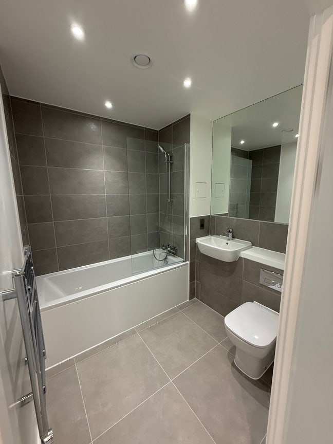En Suite Double Room - Brand New Development Main Photo