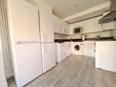 Rooms available at 38 Pakenham Close Main Photo