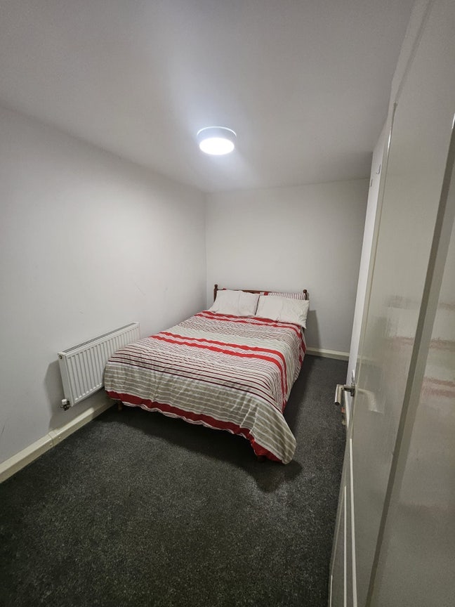 Spacious En-Suite Room Available in Friendly Home Main Photo