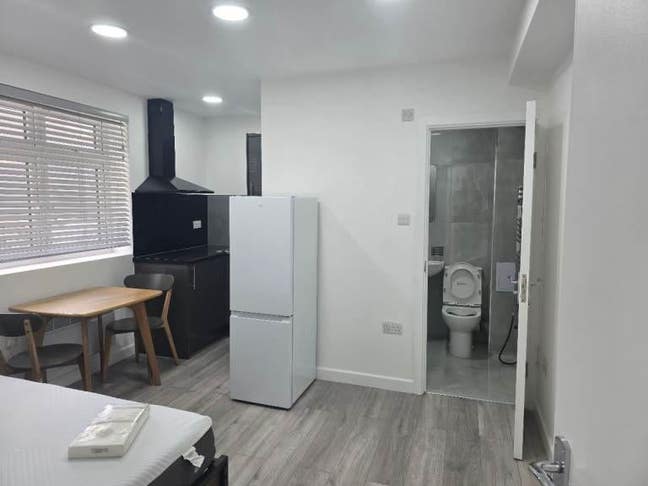 Studios Available to Let – Ilford IG1 3AP - &pound;1150 Main Photo