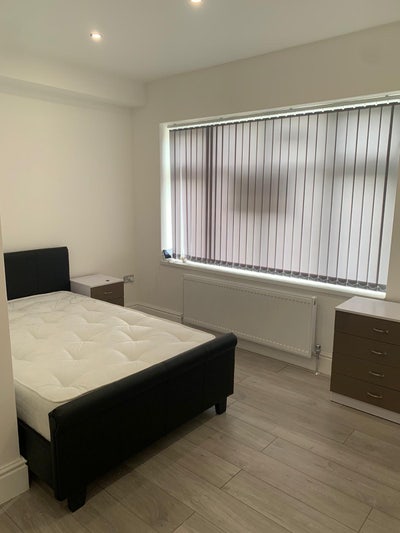 Ensuite room next to royal derby hospital Main Photo