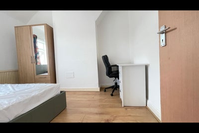 A Double Bedroom Fully Furnished - Shirebrook NG20 Main Photo