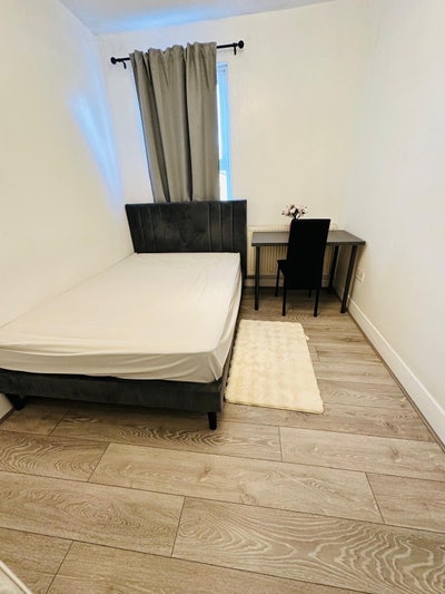 Bright Double room-4 minutes to UptonParkStation  Main Photo