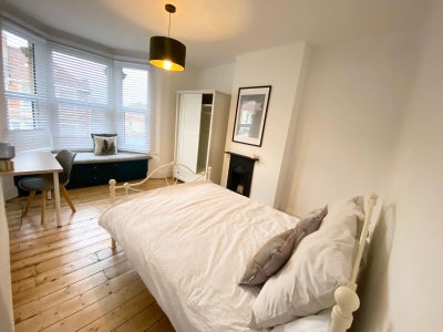 Large Room in Stylish & Friendly Houseshare Main Photo