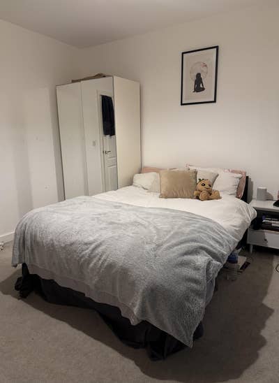 Double room with own bathroom access in nine elms Main Photo