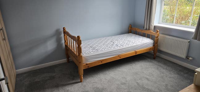 Two single rooms to rent in Kingswood Main Photo