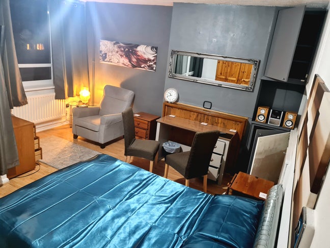 Large Room Balcony Putney Heath Avail Now &pound;950  Main Photo