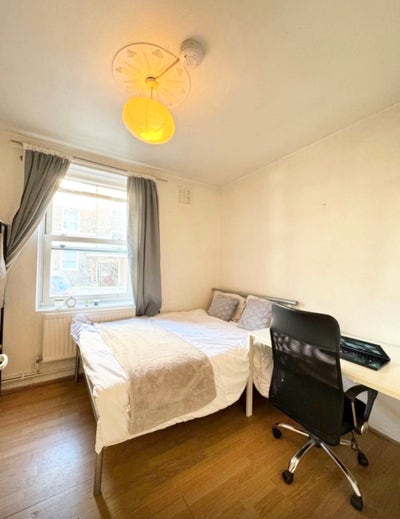 **Spacious Double Bedroom Short walk to Station** Main Photo