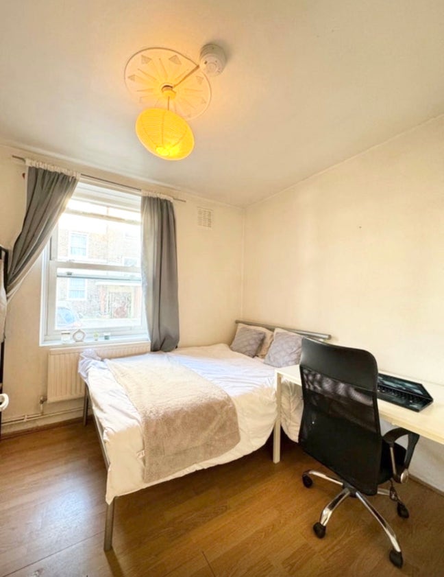 **Spacious Double Bedroom Short walk to Station** Main Photo