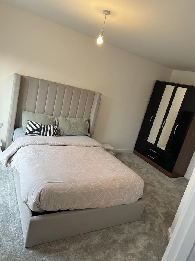 Large Double En-suite Room with walk-in closet  Main Photo