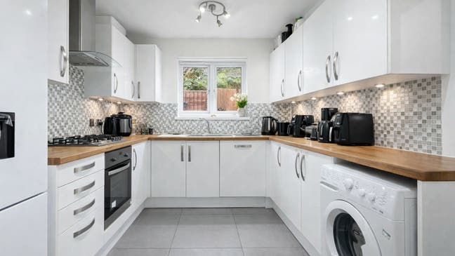 Large double avaliable in house share  Main Photo