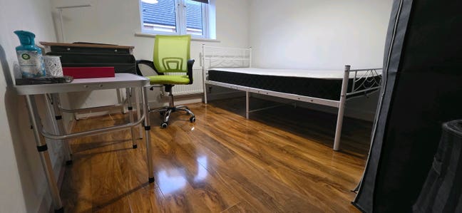 Bright double room available in a clean home Main Photo