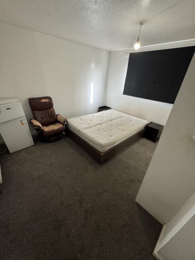 3 double rooms available in NN3 9BN with 2 showers Main Photo