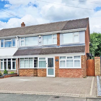 5 bedroom semi- detached house Main Photo