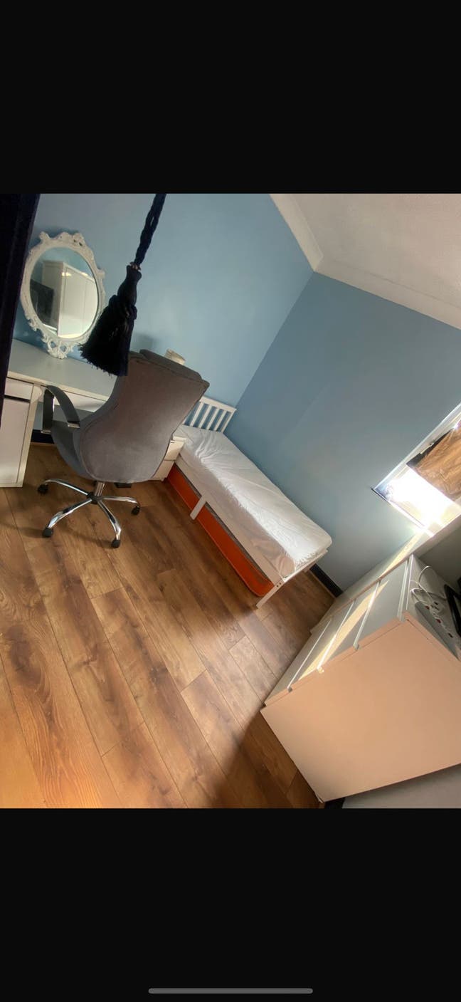 The Single room has washbasin  Main Photo