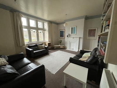 Headingley 4 Bed Flat off St Parking  Main Photo