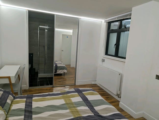 Newly decorated Double en suite room in Regency sq Main Photo