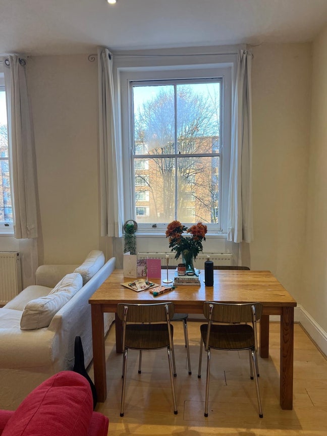 10 week sublet in friendly De Beauvoir flat 💕 Main Photo