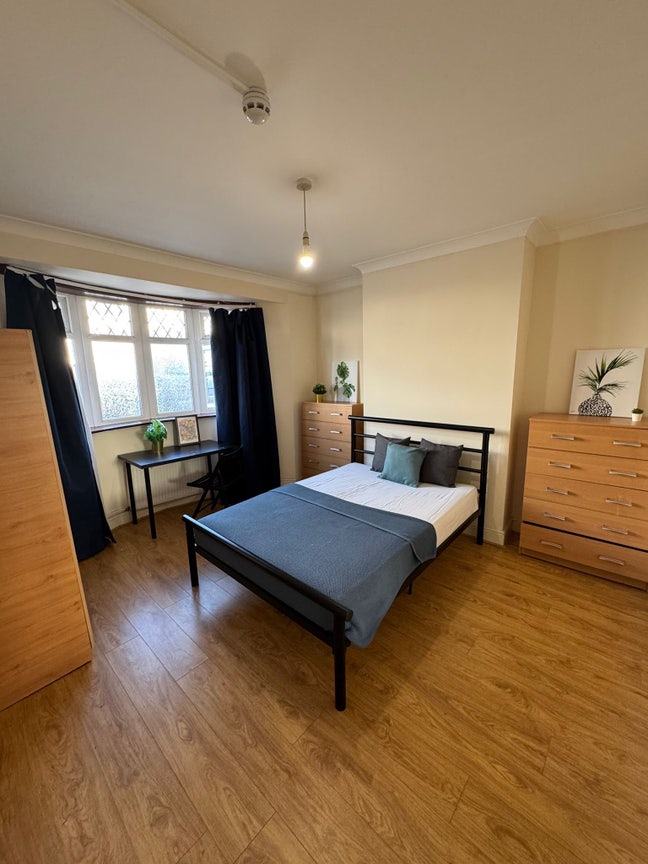 Big Double Room Close to Station-Available Now Main Photo