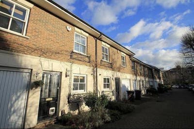 Double En-Suite Room in 3-Bed Terrace House Main Photo