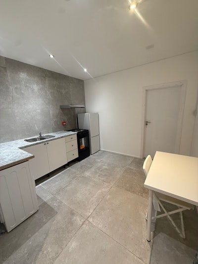 2 Bedroom Flat in Willesden-Available Now-Big Room Main Photo