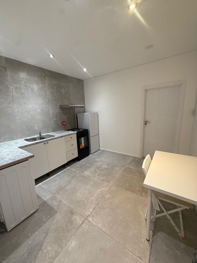 2 Bedroom Flat in Willesden-Available Now-Big Room Main Photo