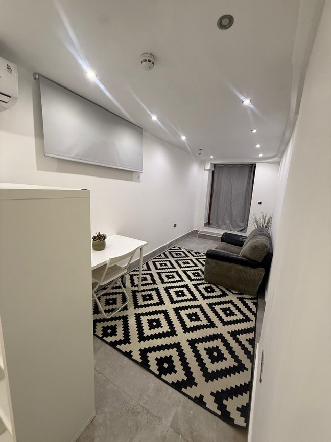 One Bedroom Flat in Zone 2-Close to Shop&Transport Main Photo