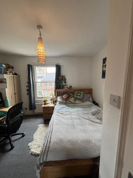 Bright Bedroom in Sociable Hackney Home  Main Photo