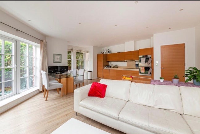 Bright Ensuite Room – 2 mins Battersea Park Main Photo