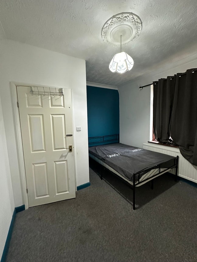 Double room available in RM8 2QL Main Photo