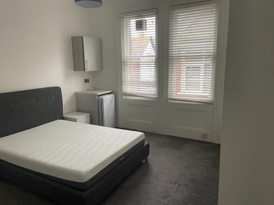 Large double bedroom/ensuite/garden,bills included Main Photo
