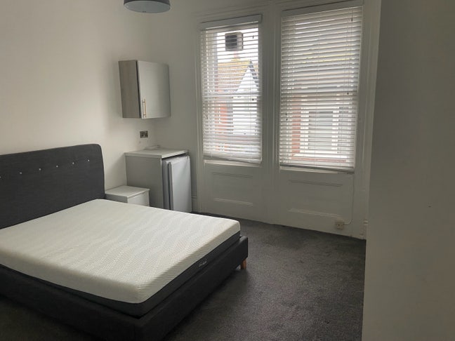 Large double bedroom/ensuite/garden,bills included Main Photo