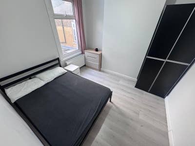 Single Modern Room / Next to Central Park /  Main Photo