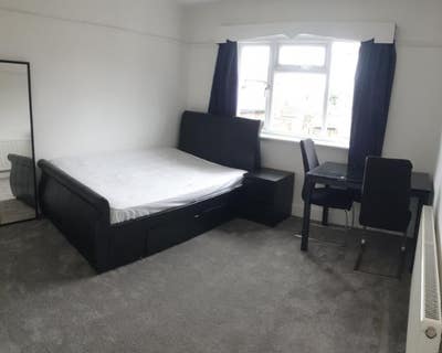 Spacious bright room all bills included Main Photo