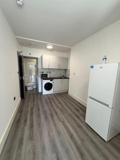 Beautiful Ensuite Double Room for Rent in Hounslow Main Photo
