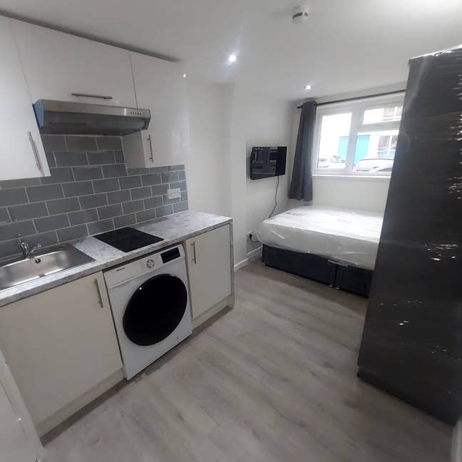 Spacious & Cosy Studio for Rent CR4 1XH Main Photo