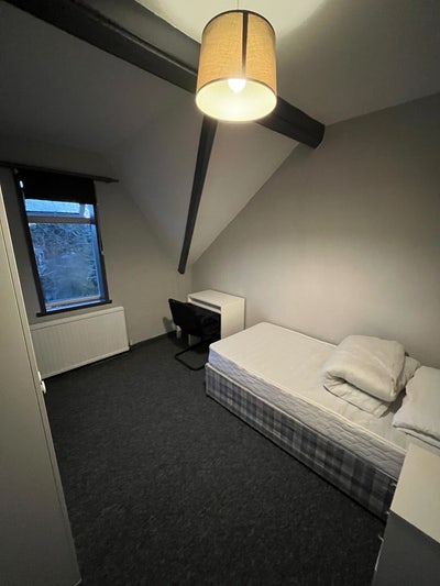 Top floor furnished single room Main Photo