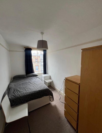 Double room in High Street Kensington  Main Photo